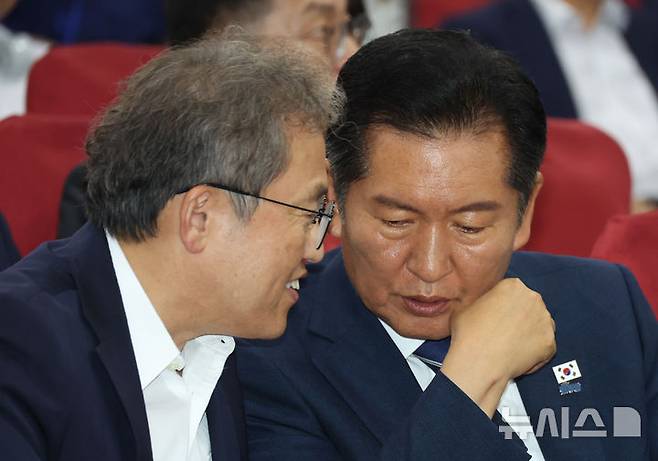 [서울=뉴시스] 고승민 기자 = 더불어민주당 정청래 대표와 송기헌 의원이 4일 서울 여의도 국회 의원회관에서 열린 동해안권 물 부족 문제 해결을 위한 국회 정책토론회에서 대화하고 있다. 2025.09.04. kkssmm99@newsis.com