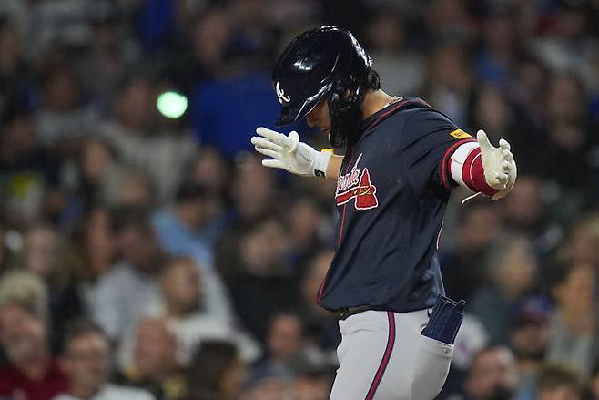 [시카고=AP/뉴시스] 애틀랜타 브레이브스의 김하성이 3일(현지 시간) 미 일리노이주 시카고의 리글리 필드에서 열린 2025 메이저리그 시카고 컵스와 경기 7회 초 3점 홈런을 친 후 세리머니하며 홈에 들어오고 있다. 2025.09.04.