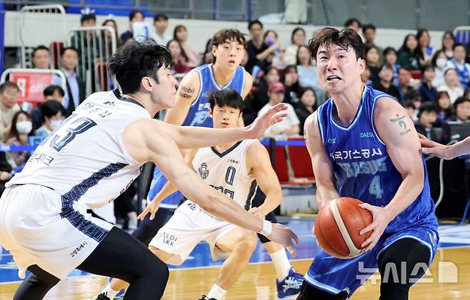 [대구=뉴시스] 이무열 기자 = 8일 대구 북구 대구체육관에서 열린 2024-2025 KCC 프로농구 정규리그 대구 한국가스공사와 고양 소노 스카이거너스의 경기, 한국가스공사 김낙현이 돌파를 시도하고 있다. 2024.11.08. lmy@newsis.com