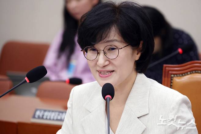 원민경 여성가족부 장관 후보자가 3일 서울 여의도 국회 여성가족위원회에서 열린 인사청문회에서 의원 질의에 답변을 하고 있다. 윤창원 기자