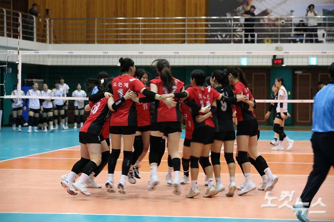 제36회 CBS배 전국중고배구대회 18세 이하 여자부 우승을 차지한 전주 근영여고. 노컷뉴스