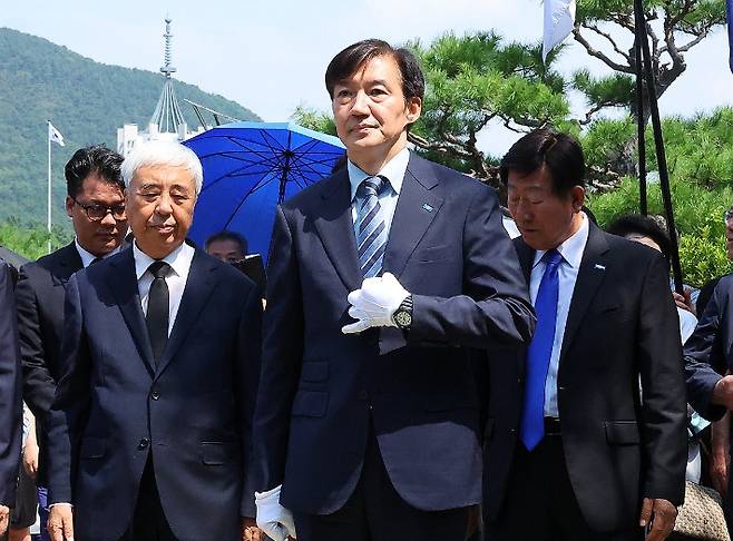 창당 선언했던 부산민주공원 찾은 조국. 연합뉴스