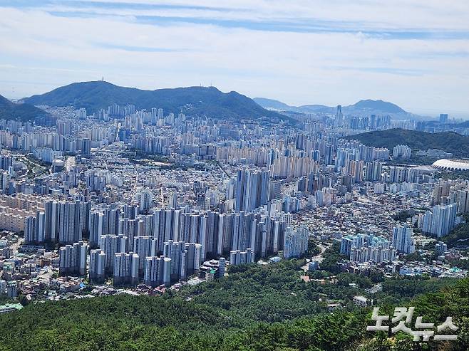 부산지역 아파트 매매 가격 하락세가 3년 만에 멈췄다. 사진은 부산 도심. 박상희 기자
