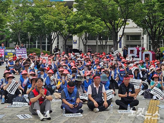 부산지하철 환경사들이 4일 부산시청 앞에서 건강하게 일할 권리와 노동시간 단축 등을 요구하며 파업 사전 결의대회를 열었다. 김혜민 기자