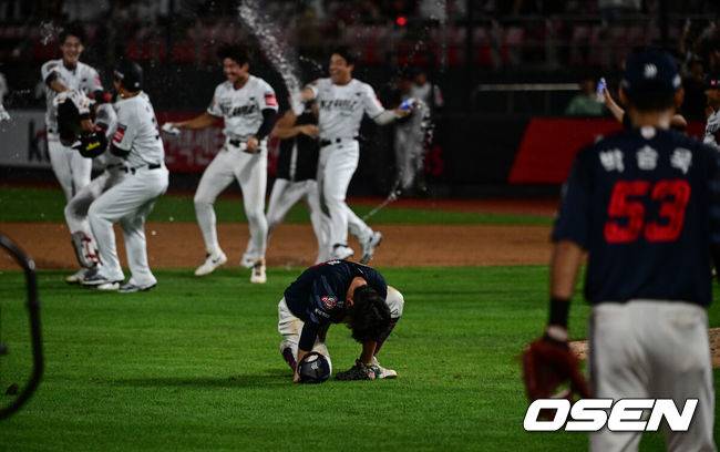 [OSEN=수원, 조은정 기자]KT가 난타전 끝 롯데를 잡고 5강권에 진입했다.&nbsp;프로야구 KT 위즈는 3일 수원KT위즈파크에서 열린 2025 신한 SOL뱅크 KBO리그 롯데 자이언츠와의 시즌 마지막 맞대결(16차전)에서 9-8 짜릿한 끝내기승리를 거뒀다.&nbsp;9회말 1사 만루 롯데 3루수 박찬형이 KT 장진혁 땅볼 때 악송구로 끝내기 주자의 득점을 내준 뒤 아쉬워하고 있다. 2025.09.03 /cej@osen.co.kr