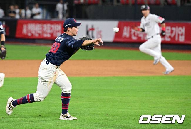 [OSEN=수원, 조은정 기자]3일 오후 수원KT위즈파크에서 ‘2025 신한 SOL BANK KBO리그’ KT 위즈와 롯데 자이언츠의 경기가 진행됐다.이날 경기에 KT는 헤이수스, 롯데는 감보아를 선발투수로 내세웠다. 9회말 1사 만루 롯데 3루수 박찬형이 KT 장진혁 땅볼에 악송구로 끝내가 주자의 득점을 허용하고 있다. 2025.09.03 /cej@osen.co.kr