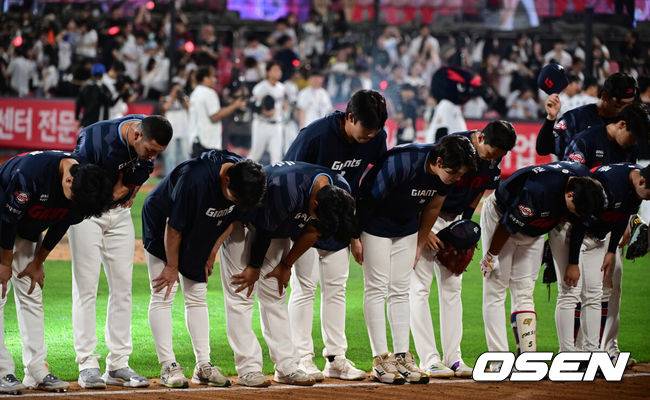 [OSEN=수원, 조은정 기자]KT가 난타전 끝 롯데를 잡고 5강권에 진입했다.&nbsp;프로야구 KT 위즈는 3일 수원KT위즈파크에서 열린 2025 신한 SOL뱅크 KBO리그 롯데 자이언츠와의 시즌 마지막 맞대결(16차전)에서 9-8 짜릿한 끝내기승리를 거뒀다.&nbsp;끝내기 패배를 거둔 롯데가 인사를 하고 있다. 2025.09.03 /cej@osen.co.kr