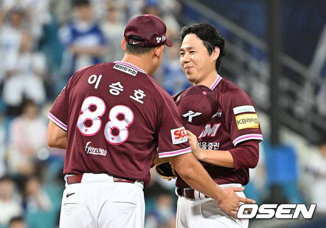 [OSEN=대구, 이석우 기자] 3일 대구삼성라이온즈파크에서 2025 신한 SOL 뱅크 KBO 리그 삼성 라이온즈와 키움 히어로즈의 경기가 열렸다. 홈팀 삼성은 가라비토가, 방문팀 키움은 하영민이 선발 출전했다. 키움 히어로즈 하영민이 6회말 교체되고 있다. 2025.09.03 / foto0307@osen.co.kr