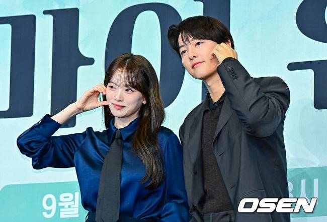 [OSEN=지형준 기자] 4일 오후 서울 구로구 신도림동 더링크서울 호텔에서 JTBC 새 금요시리즈 ‘마이 유스’ 제작발표회가 열렸다.오는 5일 첫 방송되는 ‘마이 유스’(극본 박시현, 연출 이상엽·고혜진)는 남들보다 늦게 평범한 삶을 시작한 선우해(송중기 분)와 뜻하지 않게 첫사랑의 평온을 깨뜨려야 하는 성제연(천우희 분)의 감성 로맨스를 그린다.배우 천우희, 송중기가 포토타임을 하고 있다. 2025.09.04 /jpnews@osen.co.kr