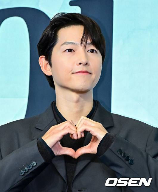 [OSEN=지형준 기자] 4일 오후 서울 구로구 신도림동 더링크서울 호텔에서 JTBC 새 금요시리즈 ‘마이 유스’ 제작발표회가 열렸다.오는 5일 첫 방송되는 ‘마이 유스’(극본 박시현, 연출 이상엽·고혜진)는 남들보다 늦게 평범한 삶을 시작한 선우해(송중기 분)와 뜻하지 않게 첫사랑의 평온을 깨뜨려야 하는 성제연(천우희 분)의 감성 로맨스를 그린다.배우 송중기가 포토타임을 하고 있다. 2025.09.04 /jpnews@osen.co.kr