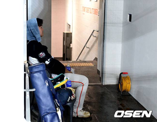 [OSEN=대전, 최규한 기자] 우천 중단을 버텨내며 홀로 '우주'를 그려내는 정우주. 2025.09.03 / dreamer@osen.co.kr