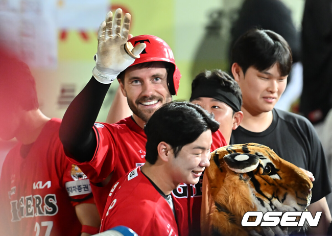 위즈덤이 홈런을 때리고 더그아웃에서 퍼포먼스를 하고 있다./OSEN DB