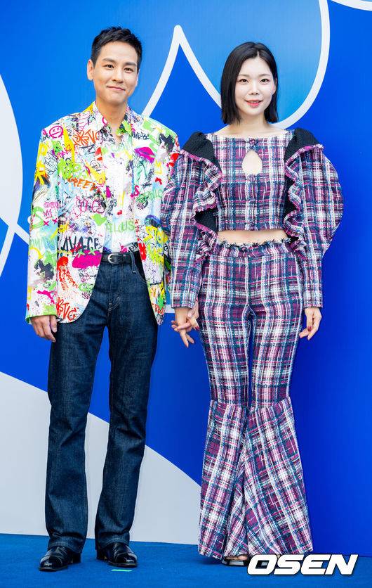 [OSEN=민경훈 기자] 4일 서울 중구 동대문디자인플라자(DDP)에서 ‘2026 S/S 서울패션위크’ 포토월 행사가 열렸다.‘2026 S/S 서울패션위크’는 동대문디자인플라자(DDP) 등 서울 전역에서 7일까지 펼쳐진다.돌싱글즈2 윤남기 이다은 부부가 포토타임을 갖고 있다. 2025.09.04 / rumi@osen.co.kr