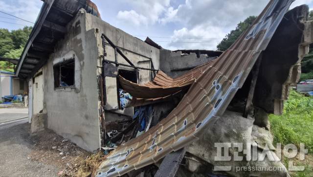 ▲3년 전 불이 났던 방마마을 주택. 주민들은 “소방차가 들어오지 못해 불길을 키운 뒤에야 진화가 이뤄졌다”며 “지금도 그대로 방치돼 있다”고 지적했다. ⓒ프레시안