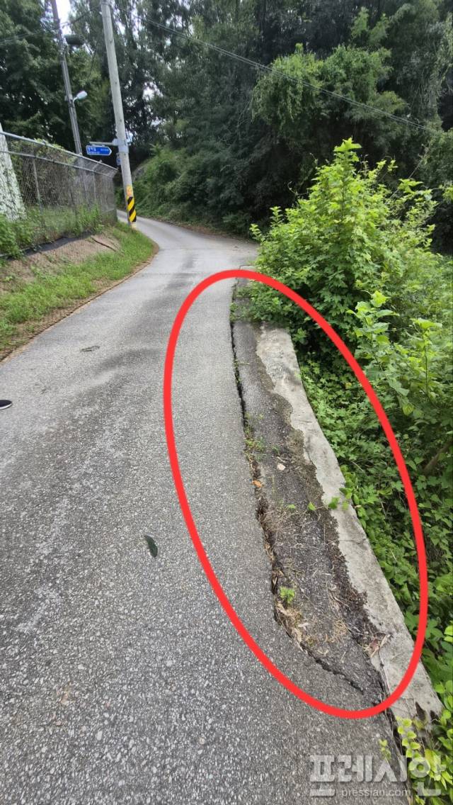 ▲좁은 마을 도로가 파손된 채 방치되자 주민들이 임시로 보수한 모습. 차량 통행은 여전히 불편하다. ⓒ프레시안