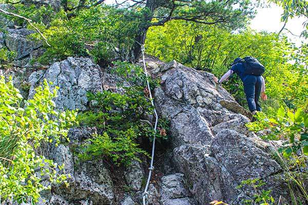 토곡산 오름길. 용굴산에서 오는 갈림길과 만나기 직전의 바윗길이다.