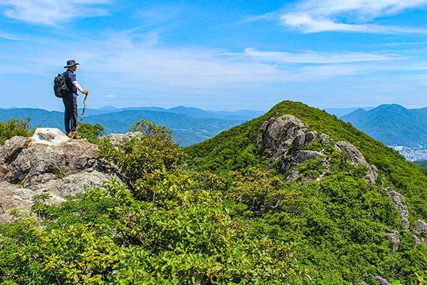 열린 경치가 반겨주는 선암산 정상. 동쪽으로 가야 할 산줄기와 양산 일대가 드러난다.