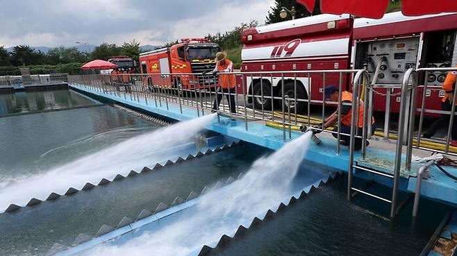 운반급수 나선 소방차들