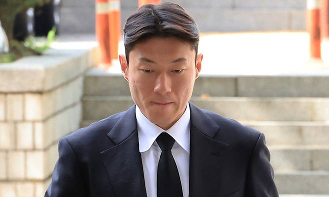 축구선수 황의조가 4일 서울 서초구 서울중앙지법에서 열린 성폭력범죄의 처벌 등에 관한 특례법 위반(카메라 등 이용촬영) 혐의 2심 선고재판에 출석하고 있다. 연합뉴스