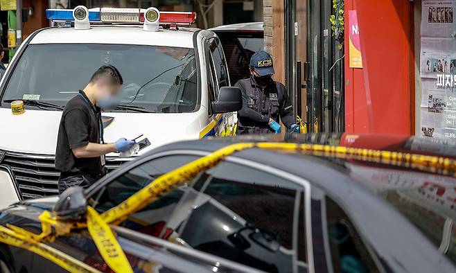 지난 3일 서울 관악구 조원동 칼부림 사건 현장에서 과학수사대가 현장조사를 하고 있다. 뉴시스