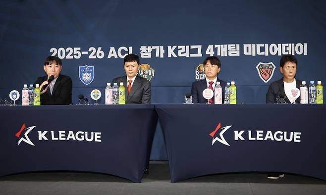4일 서울 종로구 축구회관에서 열린 2025~26 ACL 참가 K리그 4개팀 미디어데이에서 각팀 감독들이 각오를 밝히고 있다.  왼쪽부터 울산HD 신태용 감독, 강원FC 정경호 감독, FC서울 김기동 감독, 포항 스틸러스 박태하 감독. 2025.9.4. 연합뉴스