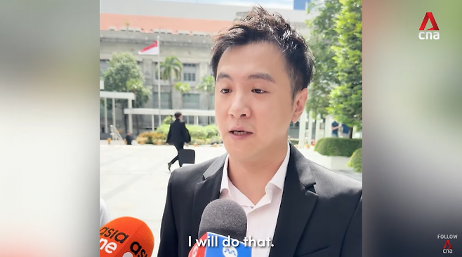 미성년자 간음 등 혐의로 징역 3년 4개월을 선고받은 중국 출신 싱가포르 배우 이안 팡이 16일(현지시간) 싱가포르 지방법원에 출석하는 길에 취재진을 만나 자신의 혐의를 인정하고 사과하고 있다. CNA 공식 유튜브 캡처