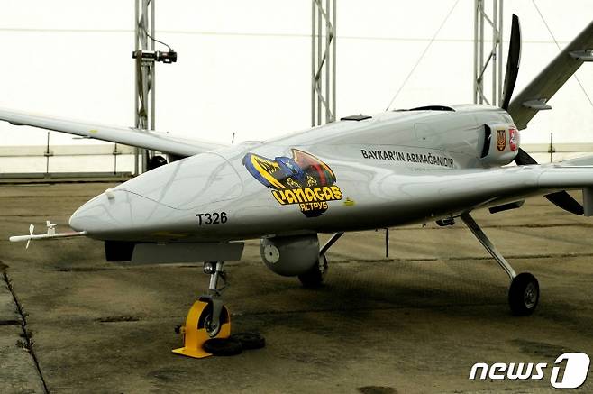 튀르키예 방산업체 바이카르가 생산해 우크라이나에 기증한 무인기(드론) ‘바이락타르 TB2’가 지난해 7월 리투아니아 시아울리아이 공군기지에 전시된 모습이다. 2022.7.6. 로이터 뉴스1