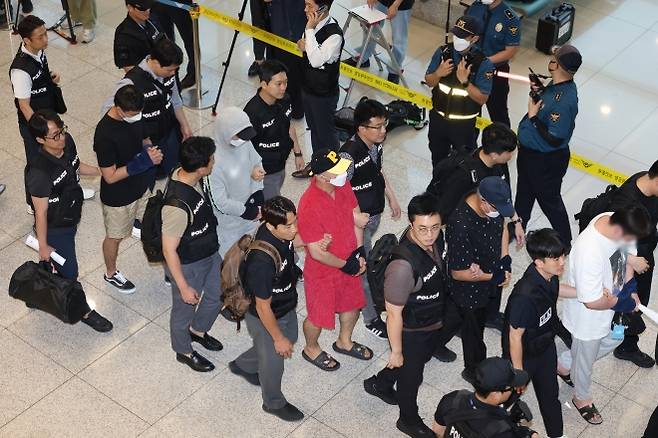 필리핀 도피사범, 인천공항 통해 대규모 송환 - 보이스피싱 범죄 등을 저지르고 필리핀 등으로 도망친 도피사범 49명이 3일 인천국제공항 제1터미널을 통해 송환되고 있다. 2025.9.3 연합뉴스