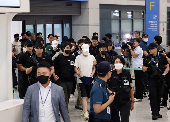보이스피싱 사범 등 필리핀 도피 피의자 49명 일시 송환 - 필리핀 현지에서 5조 원 규모의 불법 온라인 도박장을 운영하다 체포된 한국인 범죄조직 일당을 비롯한 필리핀 한국인 범죄 피의자 49명이 3일 오후 인천국제공항 1터미널을 통해 송환되고 있다. 전세기까지 동원된 이번 일시송환은 단일 국가에서 동시에 이뤄진 최대 규모 해외 검거 사범 송환으로, 송환된 피의자 중 인터폴 적색수배가 발부된 대상자만 45명에 달하며 이들을 대상으로 국내 수사기관에서 내려진 수배는 총 154건에 이른다. 2025.9.3 뉴스1