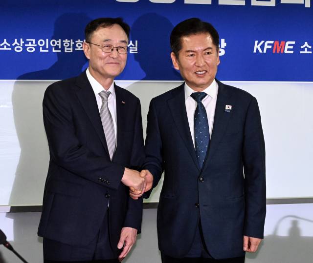 송치영(왼쪽) 소상공인연합회 회장이 3일 서울 영등포구 소상공인연합회에서 열린 정책간담회에 참석해 정청래 더불어민주당 대표와 악수하고 있다. 연합뉴스