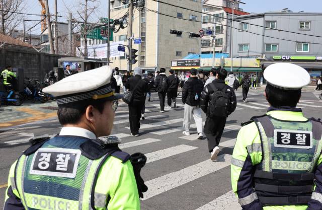 서울 용산구 용산고등학교에서 열린 2025년 상반기 1차 경찰공무원 공채 필기시험을 마친 수험생들이 시험장을 나서고 있다. 뉴스1