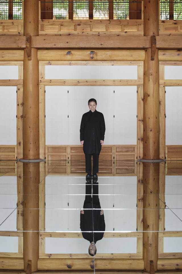 서울 삼청동 선혜원에서 3일 개막한 '호흡-선혜원'의 전시 전경. 김수자 작가가 자신의 작품이 설치된 경흥각에서 포즈를 취하고 있다. 사진 제공=포도뮤지엄