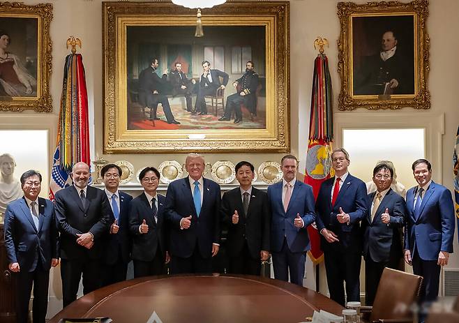 7월30일, 트럼프 미국 대통령이 백악관 캐비닛 룸에서 한국 측 협상단과 함께 기념촬영을 하고 있다. ⓒ백악관 페이스북 갈무리