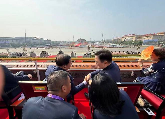 우원식 국회의장(오른쪽)이 미얀마 군사정권의 수장인 민 아웅 흘라잉(왼쪽)과 악수하고 있다. ⓒ 미얀마 현지언론 '킷띳 미디어(Khit thit media)' 페이스북