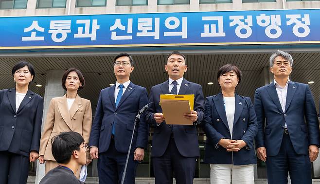 국회 법사위 소속 더불어민주당 김용민 간사가 지난 1일 경기도 의왕시 서울구치소에서 열린 현장검증을 마치고 브리핑을 하고 있다. ⓒ 연합뉴스