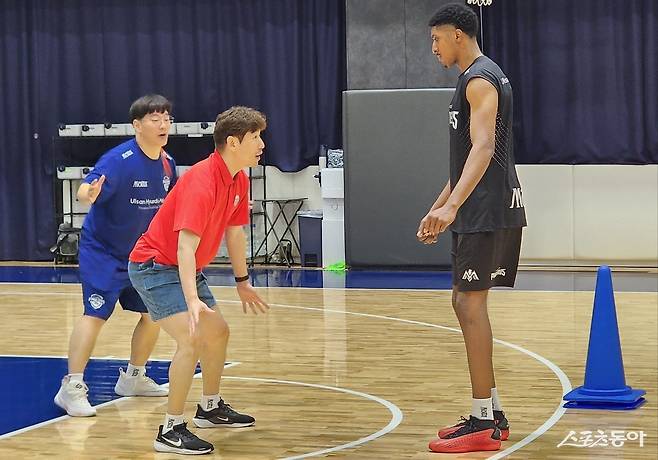 양동근 현대모비스 감독(가운데)이 4일 일본 나가사키에서 선수단 훈련을 지휘하고 있다. 나가사키(일본)｜박정현 기자