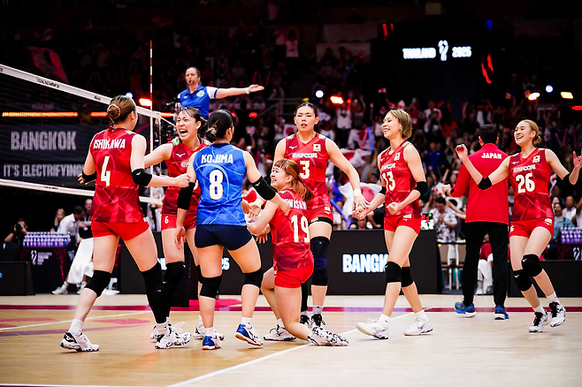 일본 여자배구 대표팀 선수들이 3일 세계선수권 8강전에서 네덜란드를 꺾은 뒤 기뻐하고 있다. FIVB 홈페이지