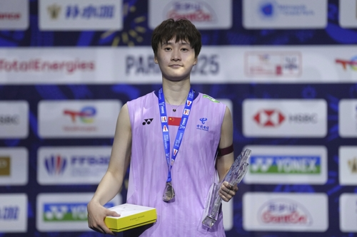 중국 천위페이가 31일 세계선수권 여자단식 결승에서 패해 은메달을 목에 건 뒤 시상대에  서 있다. AP연합뉴스