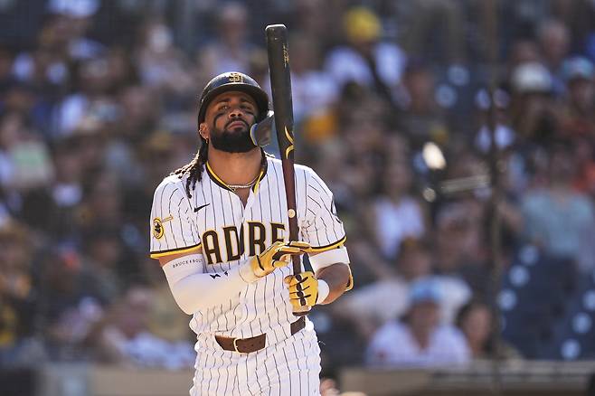 샌디에이고 페르난도 타티스 주니어가 4일 볼티모어전에서 9회말 삼진을 당한 뒤 아쉬워 하고 있다. AP연합뉴스