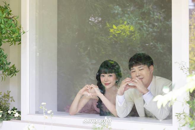 개그맨 윤승현과 예비 신부 오누리씨. 모바일 청첩장 캡처