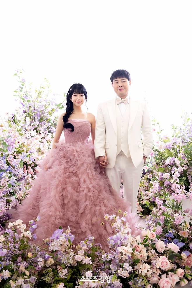 개그맨 윤승현과 예비 신부 오누리씨. 모바일 청첩장 캡처