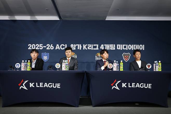 신태용, 정경호, 김기동, 박태하 감독이 4일 서울 신문로 축구회관에서 열린 ACL 참가 K리그 팀 미디어데이에서 취재진 질의에 답하고 있다. 프로축구연맹 제공