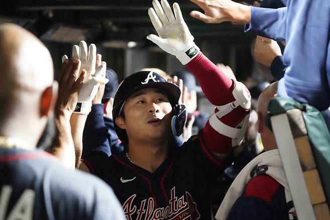 애틀랜타 김하성이 4일 시카고 컵스전에서 7회초 홈런을 날리고 들어온 뒤 동료들과 하이파이브를 나누고 있다. Imagn Images연합뉴스