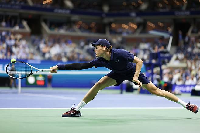 얀니크 신네르가 4일 미국 뉴욕의 빌리진킹 내셔널 테니스 센터에서 열린 US오픈 남자 단식 8강에서 로렌초 무세티의 공을 받아내고 있다. 게티이미지코리아