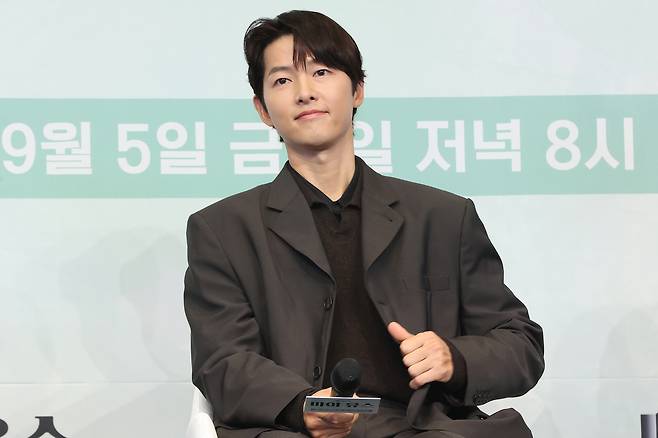 배우 송중기가 4일 서울 구로구 더링크서울호텔에서 열린 JTBC금요 드라마 ‘마이 유스’제작발표회에서 질문을 듣고 있다. 2025.9.4. 연합뉴스