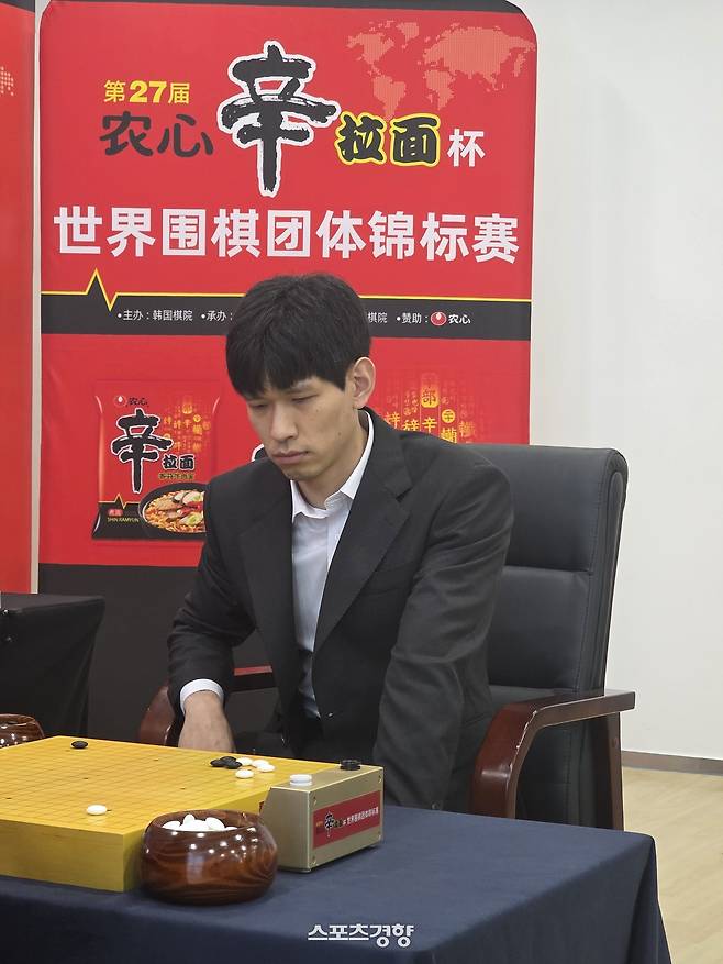 이지현 9단이 4일 중국 칭다오 농심공장에서 열린 제27회 농심신라면배 세계바둑최강전 2국에서 일본의 후쿠오카 고타로 7단과 대국하고 있다.     칭다오 | 윤은용 기자