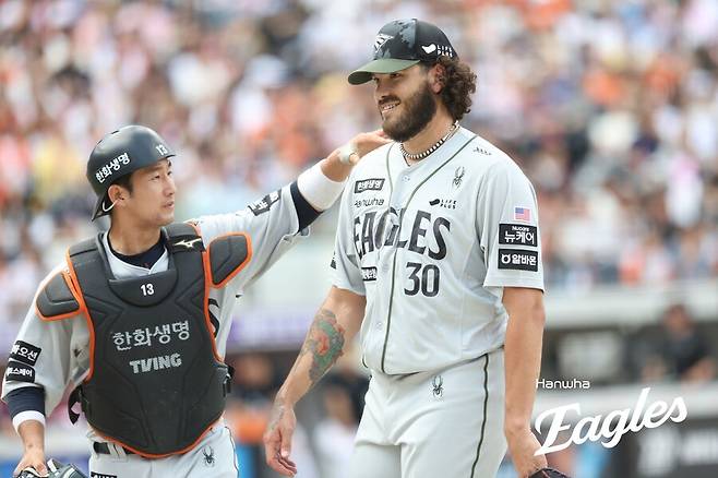 ▲ 최재훈(왼쪽)과 코디 폰세. ⓒ한화이글스