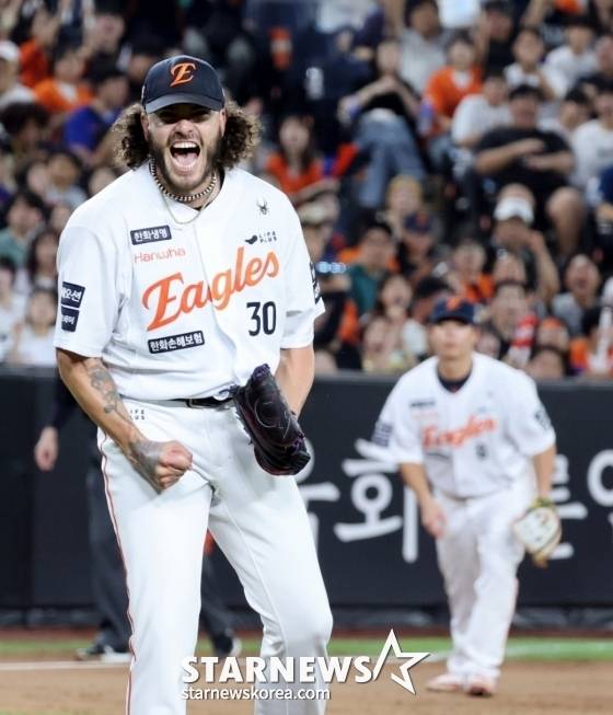 한화 이글스 에이스 폰세가 드디어 KBO리그 단일 시즌 최다 탈삼진 신기을 달성했다. 폰세는 3일 대전 한화생명 볼파크에서 열린 2025 KBO 리그 한화 이글스와 NC 다이노스의 경기 5회초 천재환을 삼진으로 잡아내며 226탈삼진을 기록, 신기록의 주인공이 됐다. /사진=강영조 선임기자