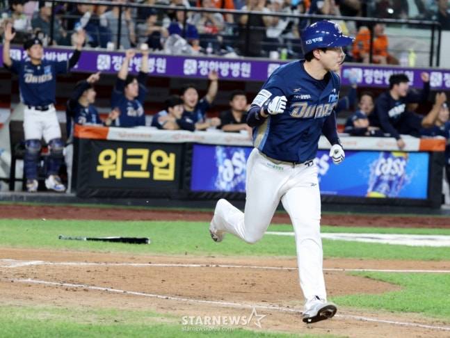 대타로 나선 NC 박건우가 3일 대전 한화생명 볼파크에서 열린 2025KBO리그 한화이글스와 NC다이노스 경기 7회초 2사 1,3루에서 1타점 안타로 출루하고 있다. /사진=강영조 선임기자