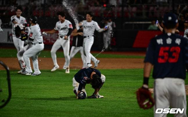 롯데 박찬형(가운데)이 3일 수원 KT전에서 9회말 끝내기 실책을 기록한 후 주저앉았다.